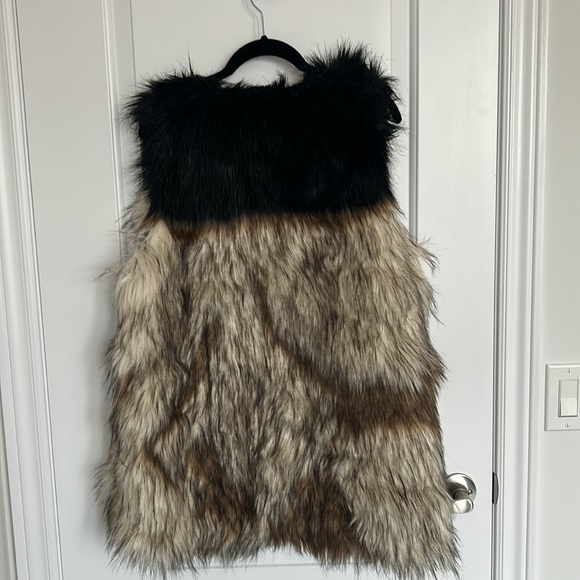 Talula Faux Fur Vest - Picture 5 of 5